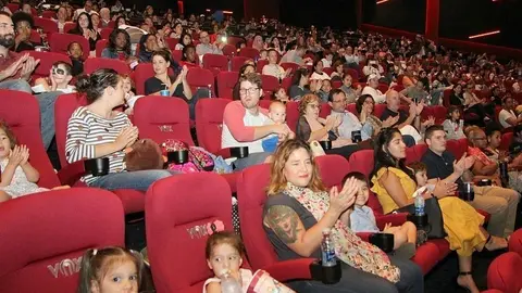 Hispanohablantes en Yas Mall para presenciar la proyección de Coco. (EL CORREO)