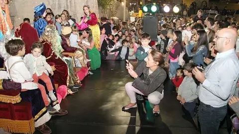 Cientos de niños aguardaban en Wafi para entregar sus cartas a los Reyes Magos. (EL CORREO)