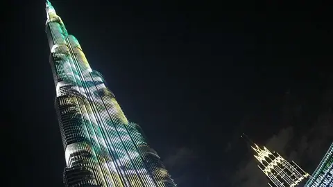 El Burj Khalifa, edificio más alto del mundo, iluminado en el Año Nuevo 2018. (EL CORREO)