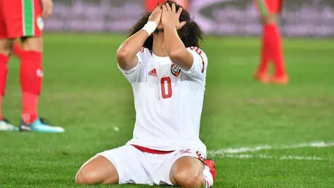 En la imagen de AFP, la estrella de la selección de EAU de fútbol, Omar Abdulrahman tras perder el encuentro.