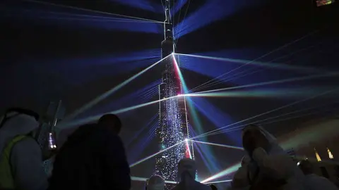 En la imagen de EFE, el Burj Khalifa durante el espectáculo del Nuevo Año 2018.