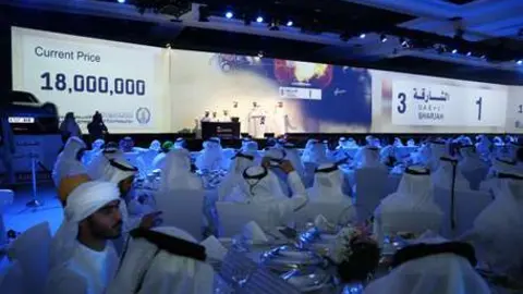 Un momento de la subasta de placas de automóviles celebrada en Sharjah.