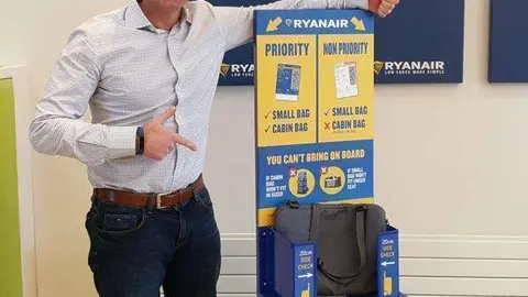 Kenny Jacobs, directivo de Ryanair, con el dispositivo que utiliza la compañóa para medir bolsas y maletas.