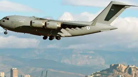 El Boeing C-17 de EAU en su camino a las pistas del aeropuerto desde el mar pasando frente a la ciudad de Alicante y el castillo de Santa Bárbara. (diarioinformación.com)