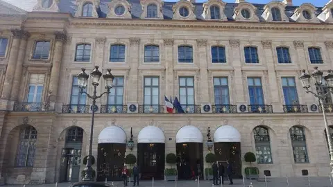 Una imagen de la entrada principal de hotel Ritz de Paris.