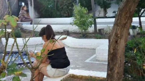 Una mujer, en el recinto de la mezquita de Granada. (EL CORREO)