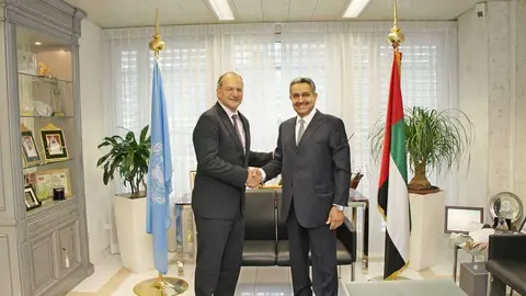 Peter Salama, director ejecutivo del Programa de Emergencias Sanitarias de la OMS y Obaid Salem Saeed Al Zaabi, embajador y representante permanente de Emiratos ante la Oficina de las Naciones Unidas.