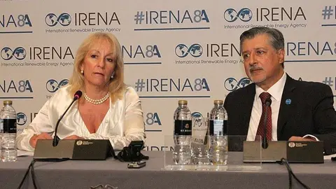 El director general de IRENA, Adnam Z. Ami, y la ministra de Industria, Energía y Minería de Uruguay, Carolina Cosse, presidenta de la asamblea, durante la presentación del informe  'Costes de generación de las renovables en 2017'. (Rafael Pérez / EL CORR