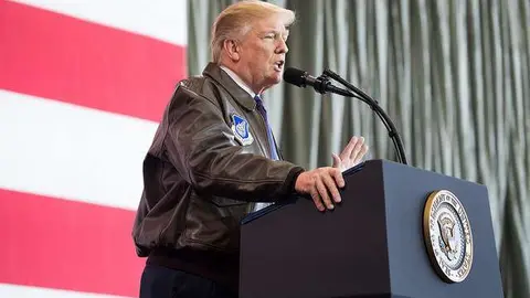 Donal Trump durante un acto con militares estadounidenses. (Shealah Craighead, The White House)