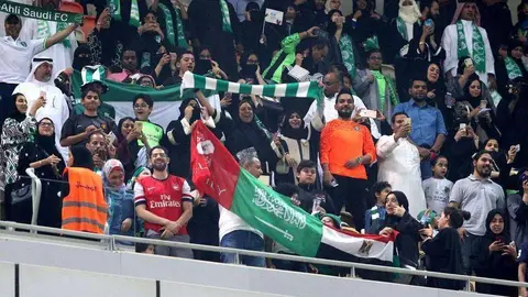 En la imagen de EPA/STR mujeres de Arabia Saudita viendo el partido entre Al Ahly y Al-Batin en Jeddah.