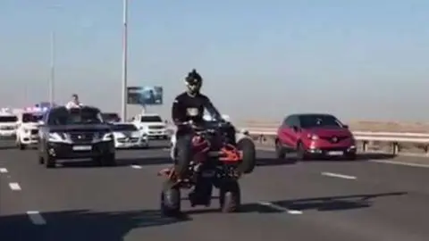 El capitán Abdullah Al Hattawi de la Policía de Dubai durante un momento de su recorrido. 