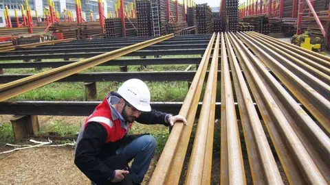 Un ingeniero supervisa las vías que se instalarán en la Ruta 2020 del Metro de Dubai. (RTA)