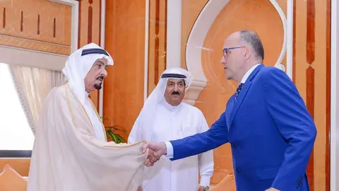 Humaid bin Rashid Al Nuaimi recibe al embajador de Costa Rica en Emiratos, Francisco Chacón Hernández. (WAM)