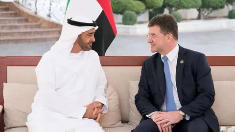 El jeque Mohammed bin Zayed conversa con el presidente de la Asamblea de las Naciones Unidas, Miroslav Lajcak. (WAM)