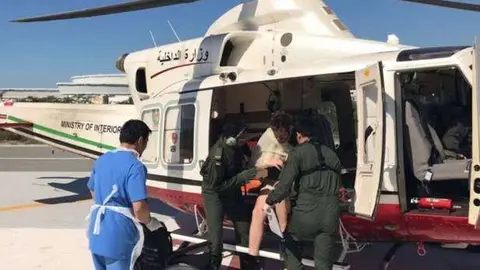 Un helicóptero evacuó al turista accidentado en Jebel Jais. (Ministerio del Interior)