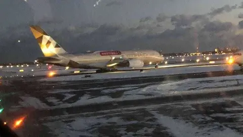 Un avión de Etihad en el aeropuerto JFK de Nueva York. (EL CORREO)
