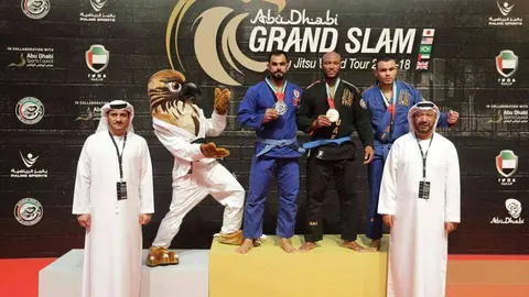 El colombiano Carlos Cabrera posa con su última medalla de oro en el Mubadala Arena de Abu Dhabi.