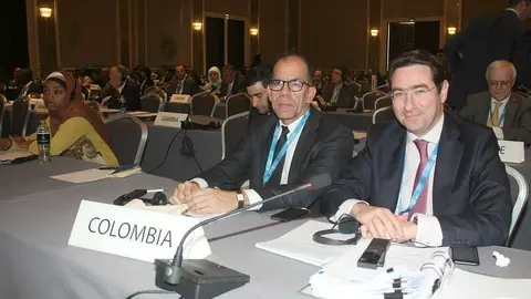 El viceministro de Energía de Colombia, Alonso Cardona, junto al embajador colombiano en Emiratos Árabes y representante permanente de su país en IRENA, Faihan Al Fayez. (EL CORREO)