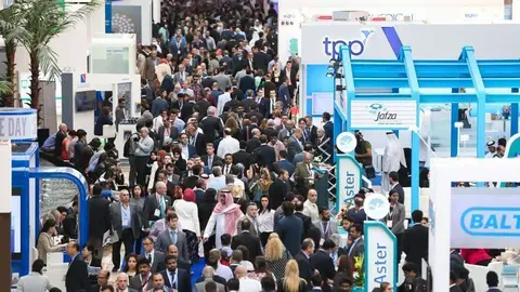 Expositores llenos de visitantes durante la pasada edición de Arab Health. (Arab Health)