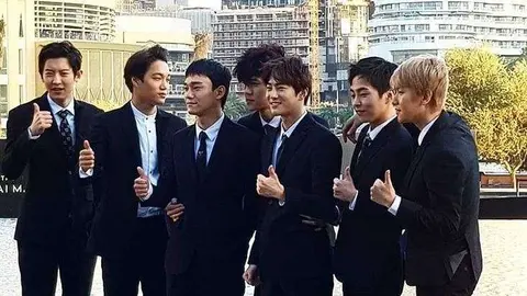 El grupo Exo ante la Fuente en la plaza del Burj Khalifa de Dubai. (Twitter)