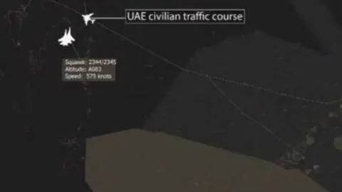 Imagen del radar donde se observa el avión civil de EAU acosado por las aeronaves de Qatar.