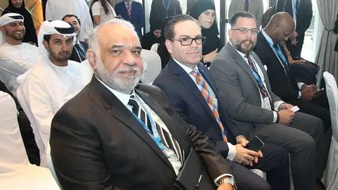 El director ejecutivo de la Comisión Nacional de Energía de la República Dominicana, Juan Rodríguez Nina, a la izquierda, junto al consejero de la Embajada de la República Dominicana en EAU, Eduardo Cintron; y el consejero asistente, Amer El Kadi. (E.C) 