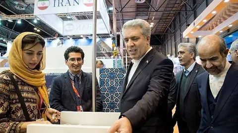 El vicepresidente de Irán, Aliasghar Mounesan, durante la visita que realizó  al stand de su país en Fitur. (Efe / Luca Piergiovanni)