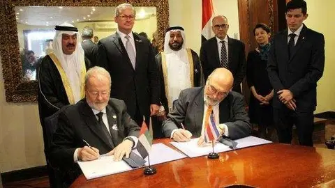 Un momento de la firma entre las universidades de Costa Rica y Sharjah.