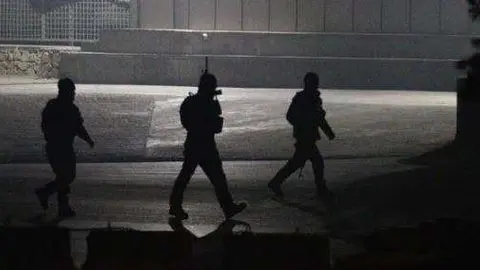 Fuerzas especiales afganas entran en el hotel Intercontinental de Kabul.