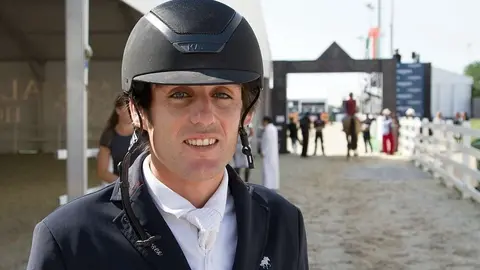 El jinete español Agustín Sastre posa durante el Concurso Internacional de Saltos a Caballo Al Shiraa 2018 en Abu Dhabi. (Richard Ramos)