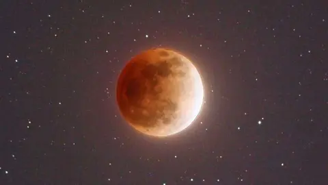 En la imagen de la NASA, una superluna.