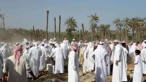Familiares y amigos durante el entierro de los menores.( Pawan Singh / The National)