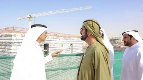 El jeque Mohammed bin Rashid durante la visita a la construcción de la Tower Dubai Creek. (WAM)