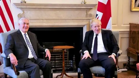 Boris Johnson y Rex Tillerson durante la reunión en París.