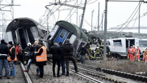 Tren descarrila en Milán y deja cuatro muertos y cientos de heridos. 