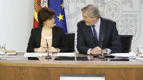 Soraya Sáenz de Santamaría e Íñigo Méndez de Vigo, durante una rueda de prensa. (La Moncloa)