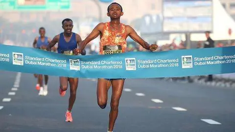 Mosinet Geremew logra nuevo récord en la maratón de Dubai. (Giancarlo Colombo). 