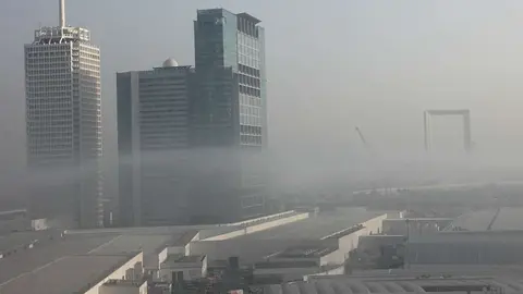 Niebla sobre Dubai. (EL CORREO)