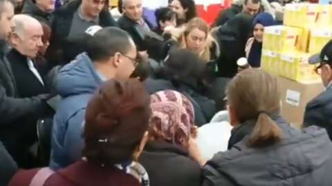 Los consumidores se agolpan para conseguir un bote de Nutella en un supermercado francés. (@un_creatif Twitter)