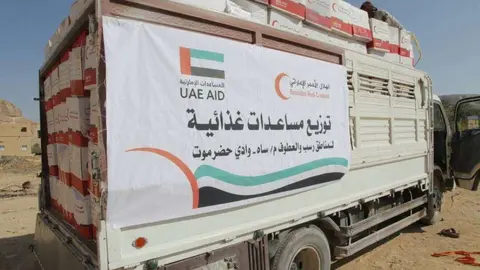 Un camión de la Media Luna Roja cargado de ayuda humanitaria. (WAM)