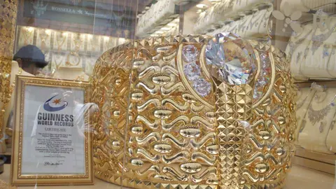 El anillo de oro más grande del mundo se exhibe en Sahara Center en Sharjah.