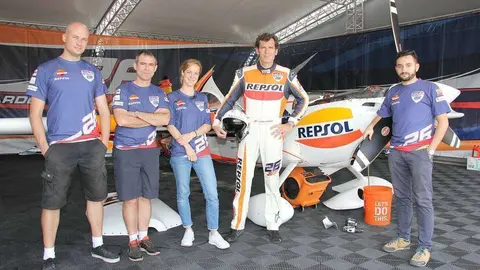 De izquierda a derecha, los integrantes del equipo de Velarde en Abu Dhabi: Ted Reynolds, mecánico; Anselmo Gámez, director ténico-táctico; Laura Crespo, coordinadora; Juan Velarde, piloto; y Miguel Ángel Frutos, ingeniero. (El CORREO)