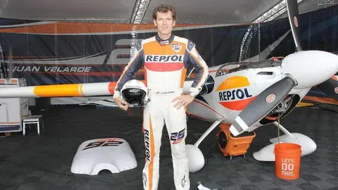 El piloto español Juan Velarde, en la zona de boxes del Aeropuerto de Al Bateen en Abu Dhabi. (EL CORREO)