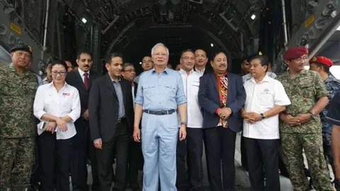 Autoridades malasias y el embajador emiratí asistieron a la partida del avión cargado con ayuda humanitaria hacia Bangladesh. (WAM)