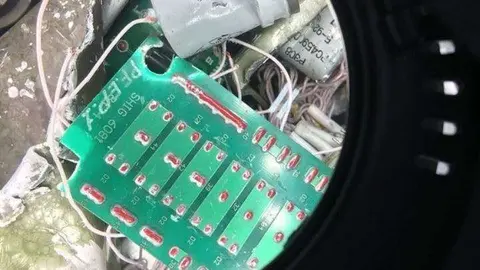 Restos de misil lanzados por los hutíes a territorio de Arabia Saudita.