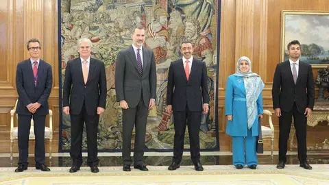 De izquierda a derecha, el embajador de España en EAU, el ministro de Asuntos Exteriores español, el rey de España, el ministro de Asuntos Exteriores de EAU y la embajadora de EAU en Madrid. (Casa Real)