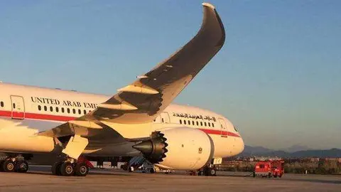 El Boeing de Emiratos Árabes en el aeropuerto de Bilbao. (EL CORREO)