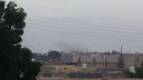 Columna de humo en las cercanías al palacio presidencial en Adén. (Twitter)