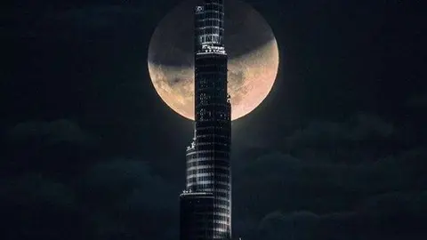 el usuario de Twitter @DubaiAbulhoul hizo esta foto de la superluna en Dubai.