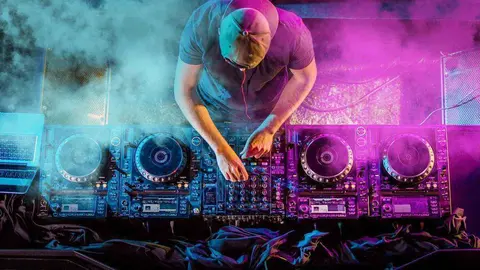 El Dj debe trabajar con diferentes tipos de música.